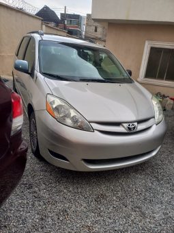 
										2010 Toyota Sienna full									