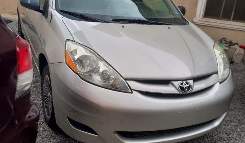 
								2010 Toyota Sienna full									