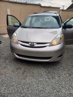 
										2010 Toyota Sienna full									