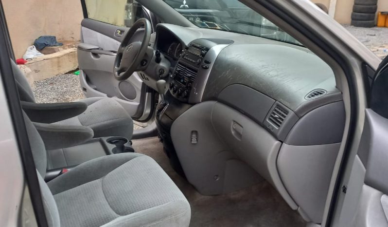 
								2010 Toyota Sienna full									