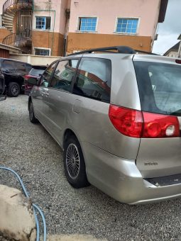 
										2010 Toyota Sienna full									