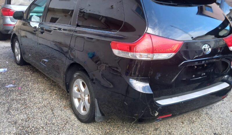 
								2012 Toyota Sienna full									