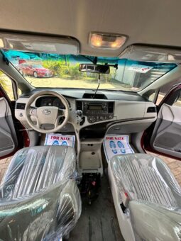 
										2015 Toyota Sienna full									