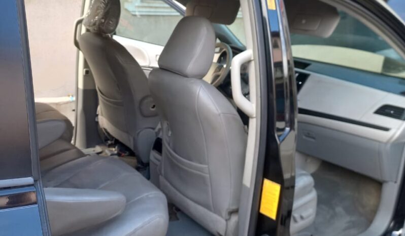 
								2012 Toyota Sienna full									
