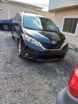 
										2012 Toyota Sienna full									