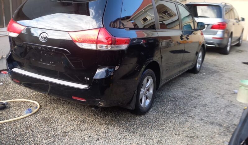 
								2012 Toyota Sienna full									