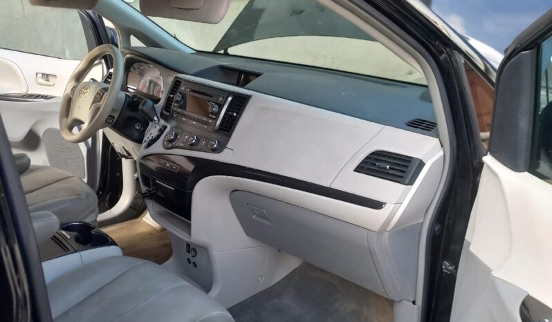 
								2012 Toyota Sienna full									