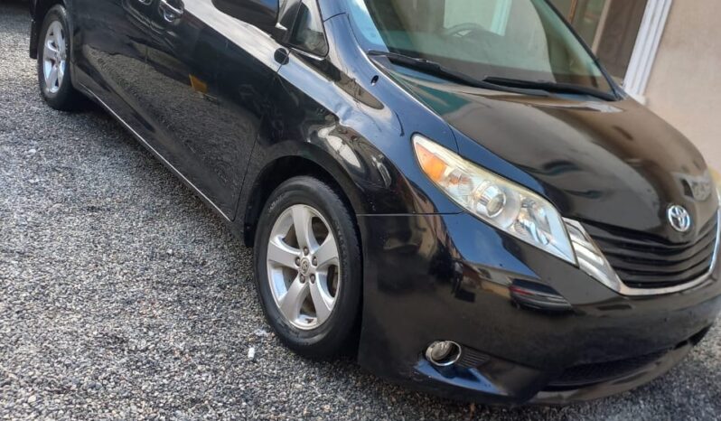 
								2012 Toyota Sienna full									
