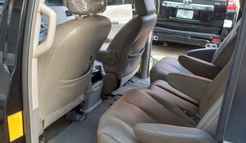 
								2012 Toyota Sienna full									