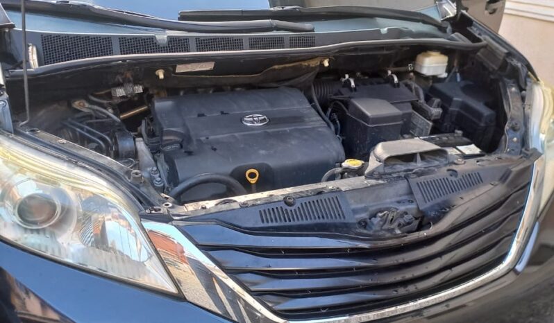
								2012 Toyota Sienna full									