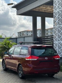 
										2015 Toyota Sienna full									