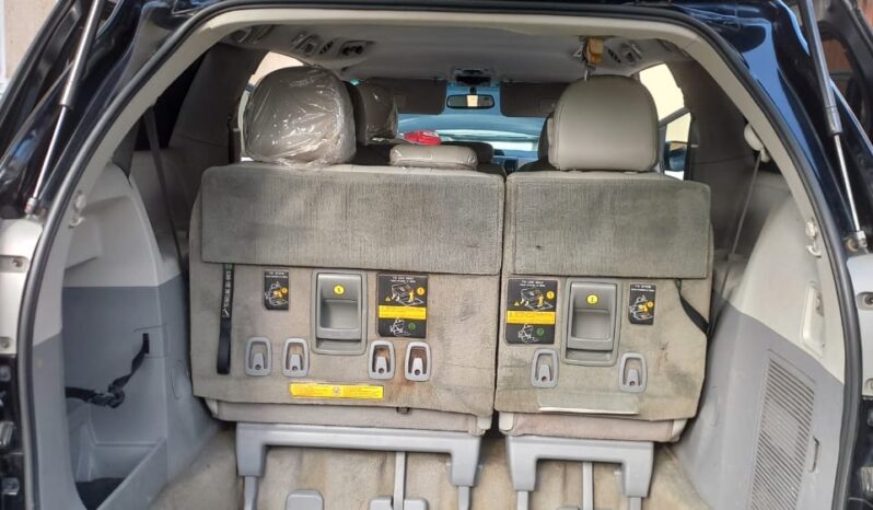
								2012 Toyota Sienna full									