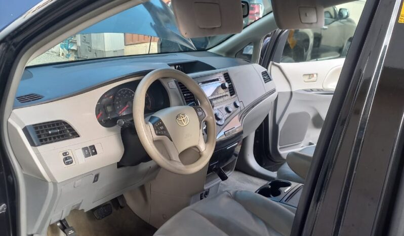 
								2012 Toyota Sienna full									