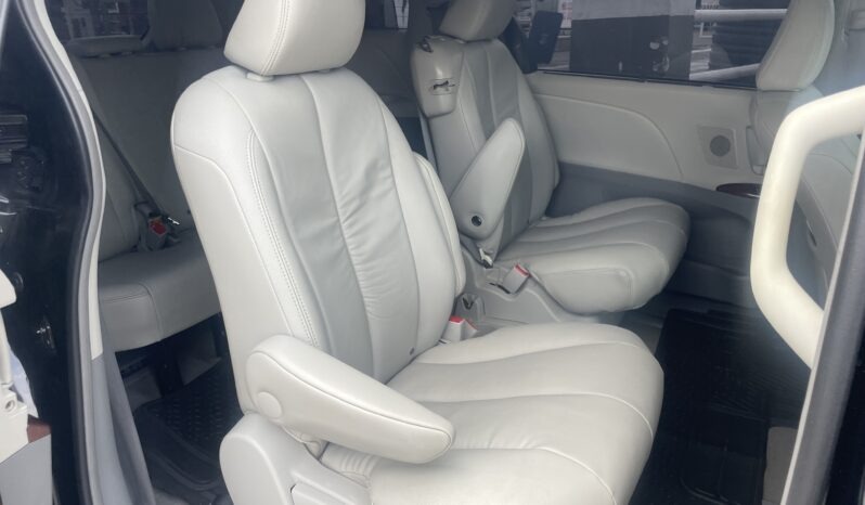 
								2011 Toyota Sienna full									