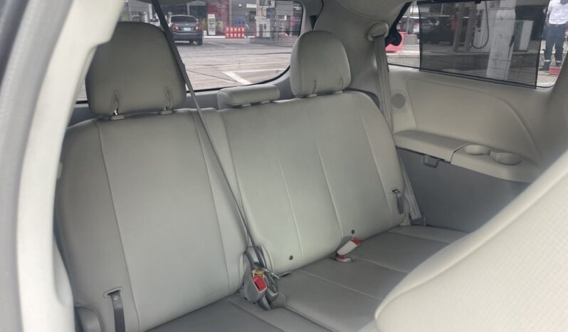 
								2011 Toyota Sienna full									