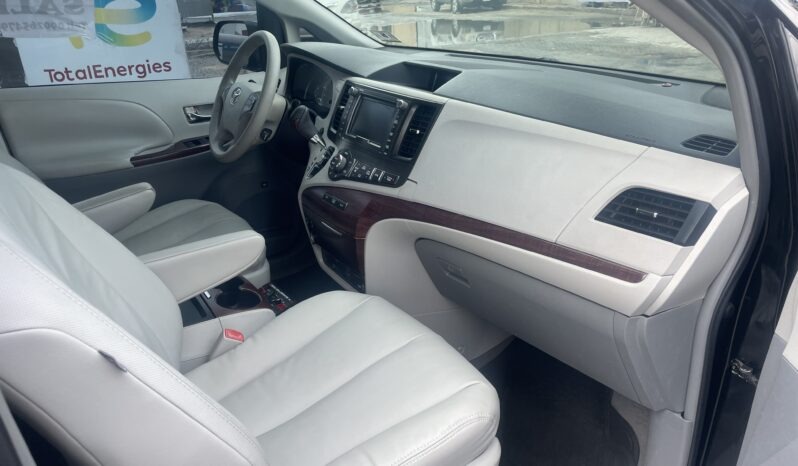 
								2011 Toyota Sienna full									