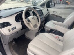 
										2011 Toyota Sienna full									