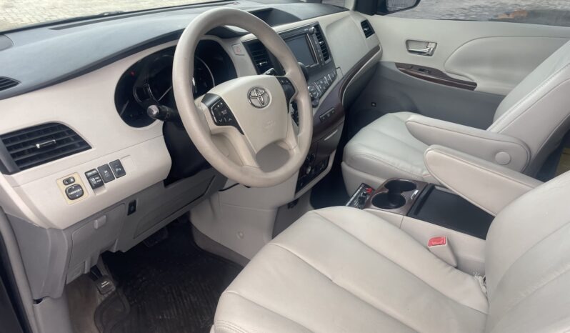 
								2011 Toyota Sienna full									