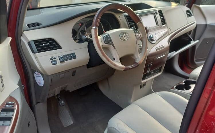 
								2011 Toyota Sienna full									