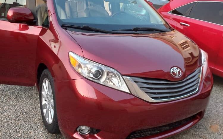 
								2011 Toyota Sienna full									