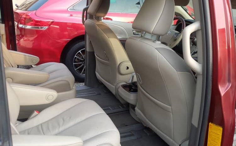 
								2011 Toyota Sienna full									