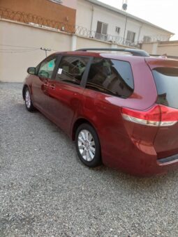 
										2011 Toyota Sienna full									