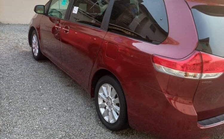 
								2011 Toyota Sienna full									