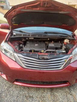 
										2011 Toyota Sienna full									