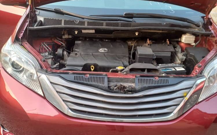 
								2011 Toyota Sienna full									