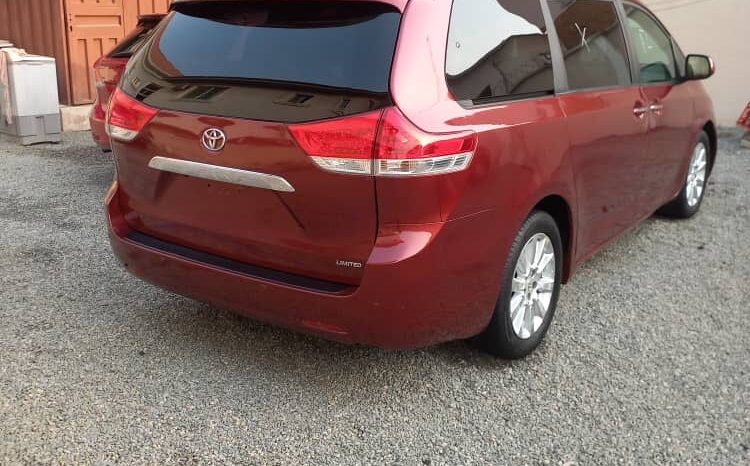
								2011 Toyota Sienna full									
