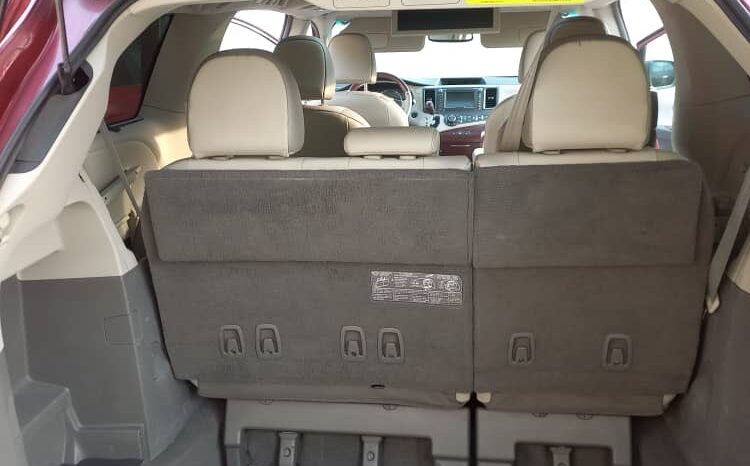 
								2011 Toyota Sienna full									