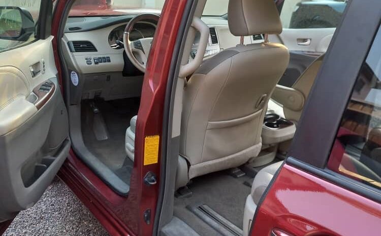 
								2011 Toyota Sienna full									