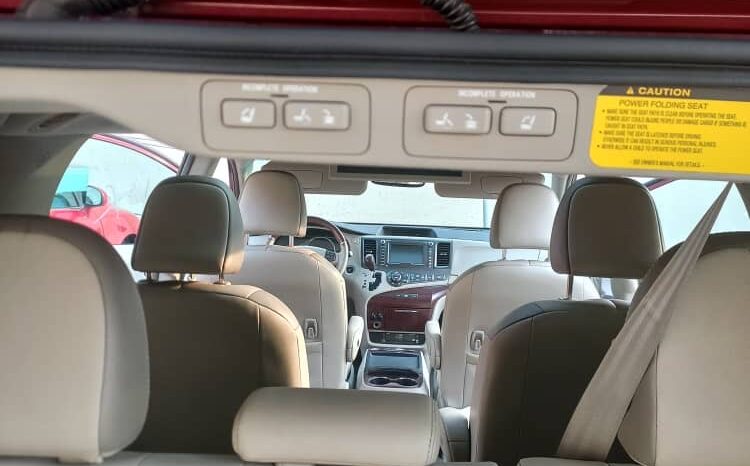 
								2011 Toyota Sienna full									