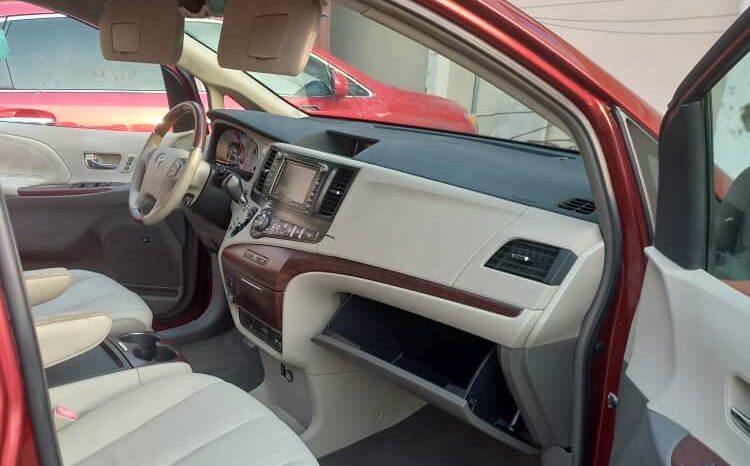 
								2011 Toyota Sienna full									