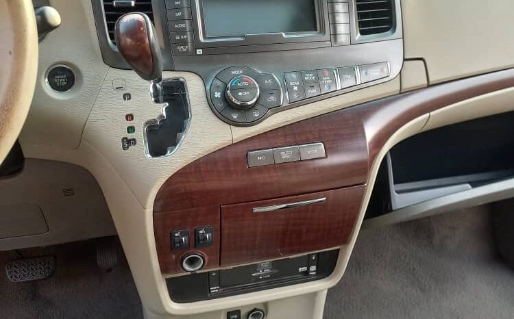 
								2011 Toyota Sienna full									