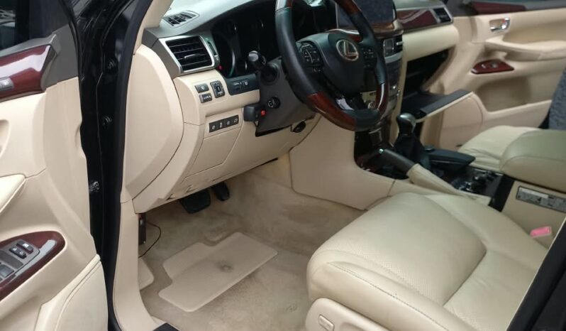 
								2024 Lexus LX600 full									