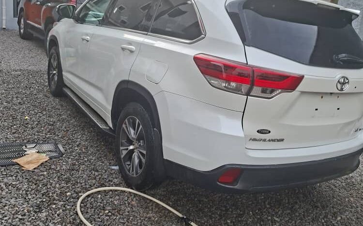 
								2017 Toyota Highlander full									